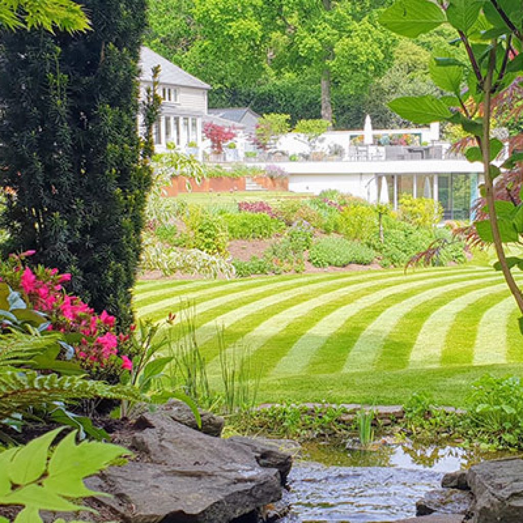 Traditionally us Brits love a good lawn, whether that’s with crisp, geometric lines and intricate patterns that reinforce architectural designs.